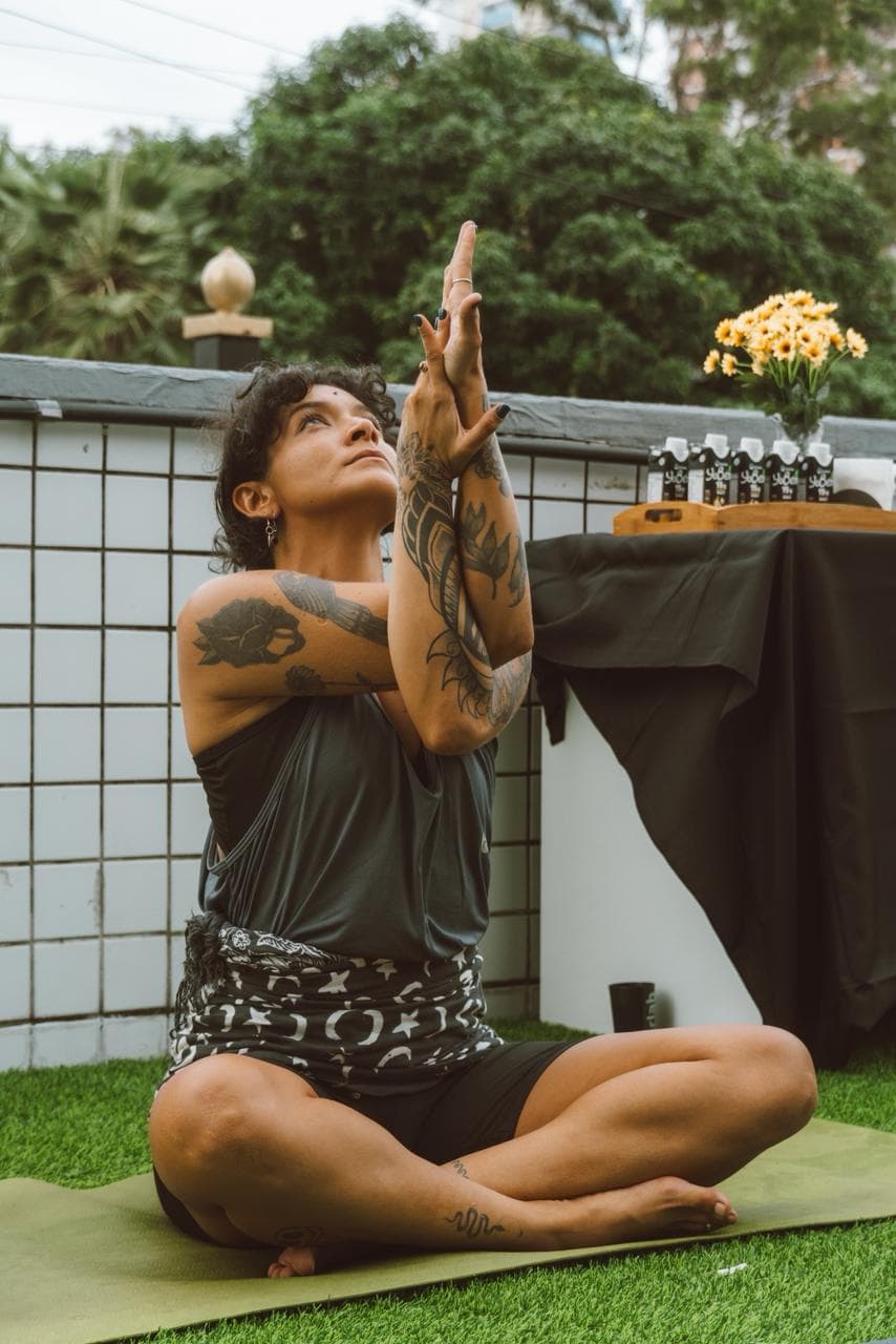 Professora de yoga em posição meditativa